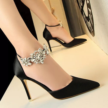 Elegant Crystal Pearl Pointed Toe Shoe
